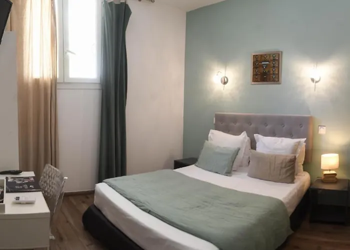 מלון Du Palais Centre 2*